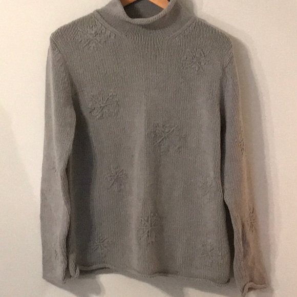 Eddie Bauer Sweaters - Women’s size medium Eddie Bauer pullover sweater